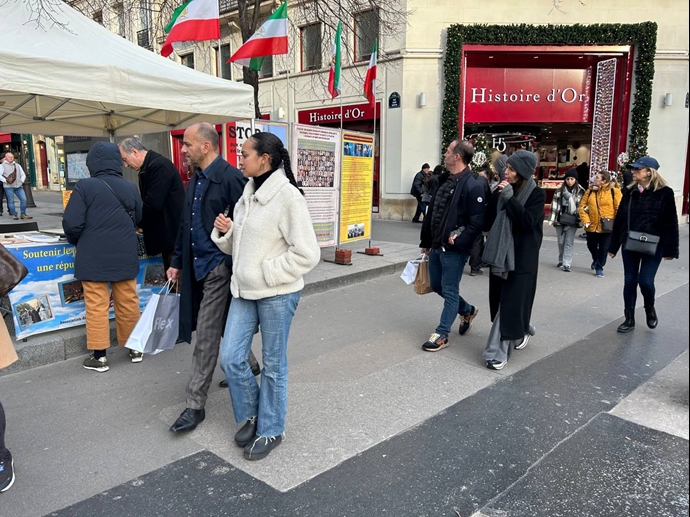 باريس– معرض للکتب وصور الشهداء تضامنا مع الانتفاضة الإيرانية