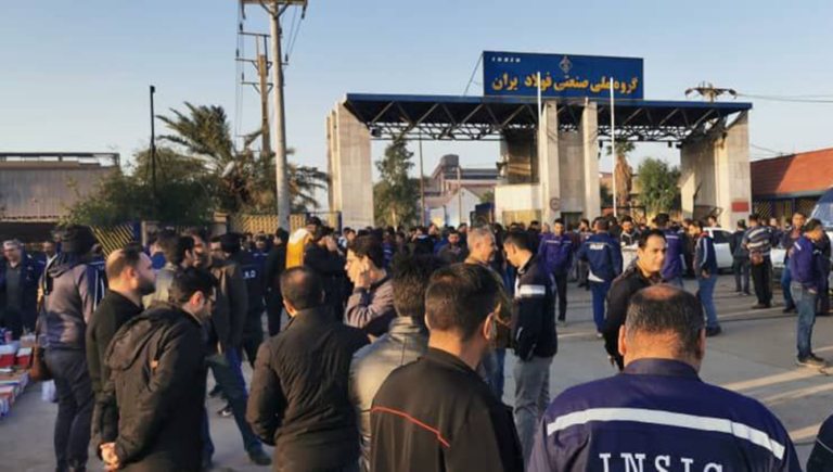 الأهواز – استمرار الإضراب والمسيرة الاحتجاجية لعمال المجموعة الوطنية لصناعة الصلب في لليوم الثاني على التوالي
