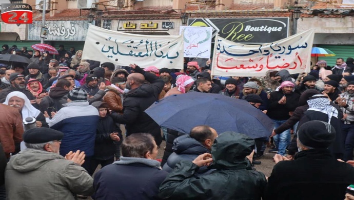 السويداء تواصل انتفاضتها وتؤكد على مطلبها بإسقاط النظام