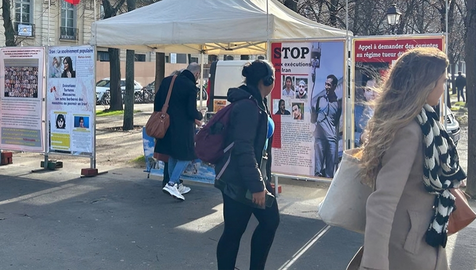 باريس – إقامة طاولة كتب ومعرض شهداء الانتفاضة الإيرانية