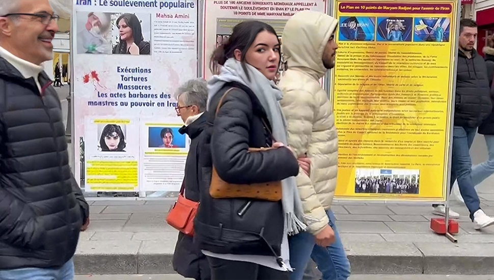 باريس – معرض صور الشهداء وطاولة الكتب تضامنا مع الانتفاضة الإيرانية