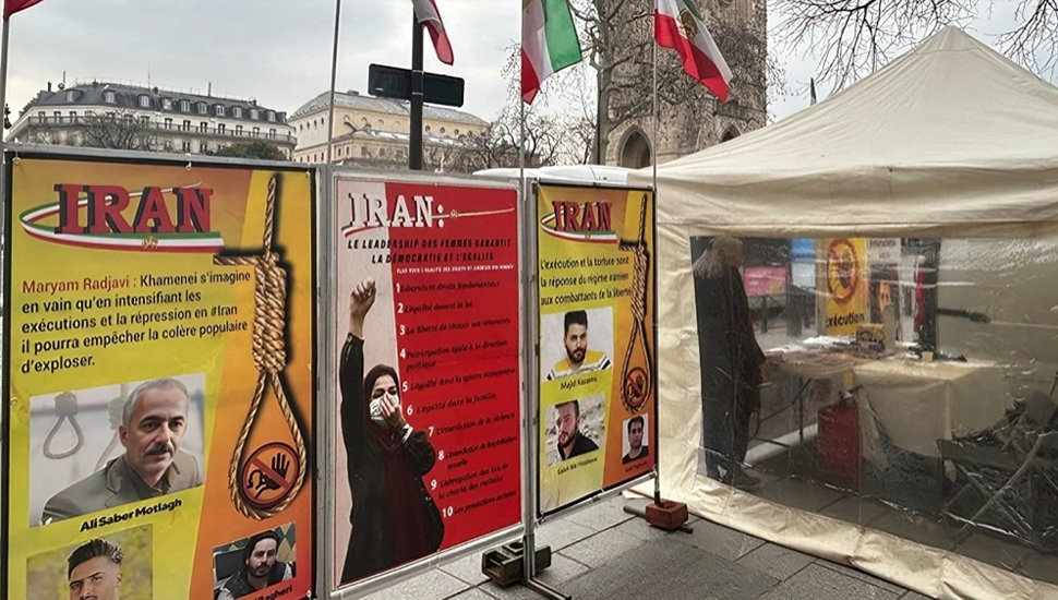 باريس – معرض صور الشهداء وطاولة كتب تضامنا مع الانتفاضة الإيرانية