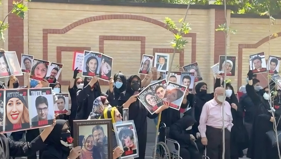 طهران - تجمع احتجاجي لأسر ضحايا الطائرة الاوكرانية - رسالة السيدة مريم رجوي