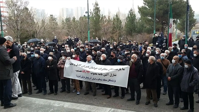 تجمع احتجاجي لمتقاعدي الاتصالات ومنتجي بذور الشعير والقمح في مدن إيران