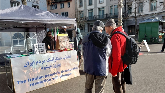زيورخ سويسرا – طاولة كتاب ومعرض لصور الشهداء احتجاجا على عمليات الإعدام في إيران