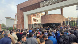 إضراب ومسيرة احتجاجية لعمال صناعة الصلب في الأهواز