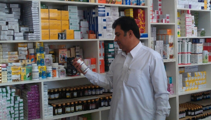 إقرار بغلاء الأدوية والعلاج في إيران