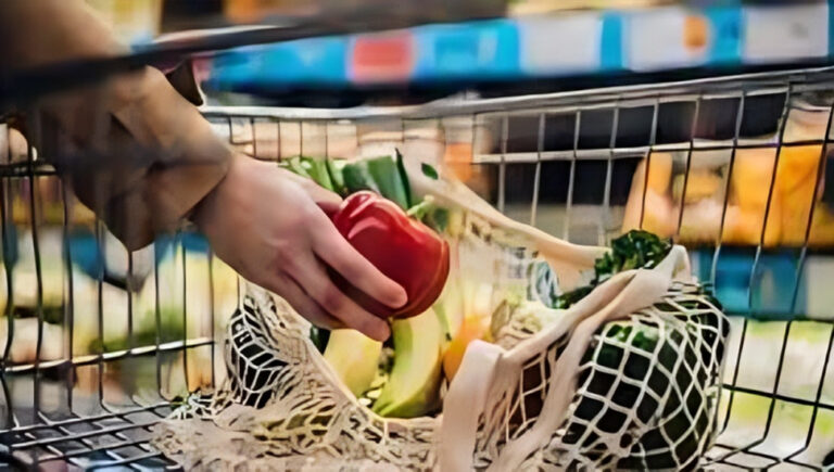 اعتراف بمضاعفة أسعار المواد الغذائية في إيران