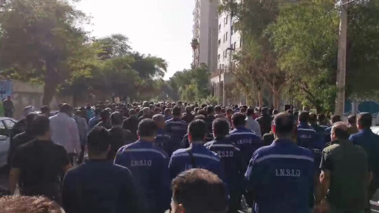 الأهواز – مظاهرة حاشدة لعمال المجموعة الوطنية للصلب: هيهات منا الذلة