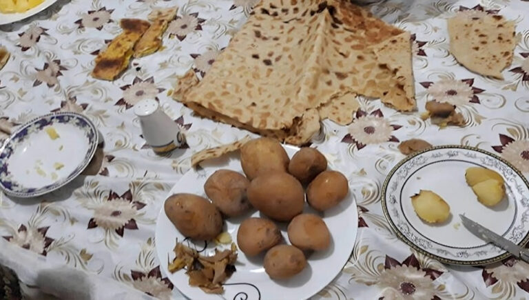 الخبز والسكر بدلا من اللحوم ومنتجات الألبان في موائد العمال  في إيران