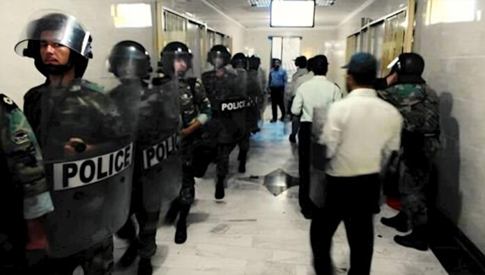 هجوم قوات مكافحة الشغب التابعة لخامنئي زنزانة السجناء السياسيين في سجن قزل حصار – السجناء يهتفون الموت لخامنئي