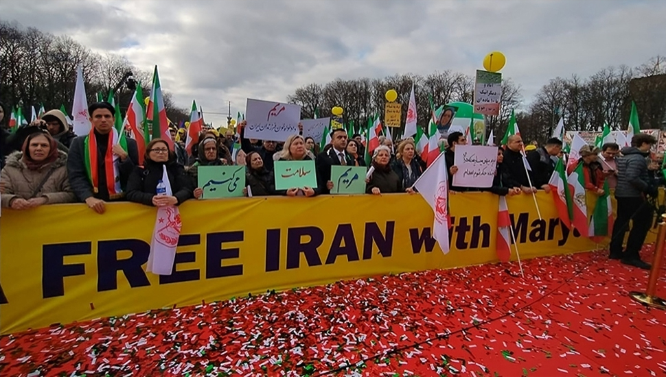 آلاف الإيرانيين يتظاهرون في برلين مطالبين بسياسة حاسمة تجاه النظام الإيراني