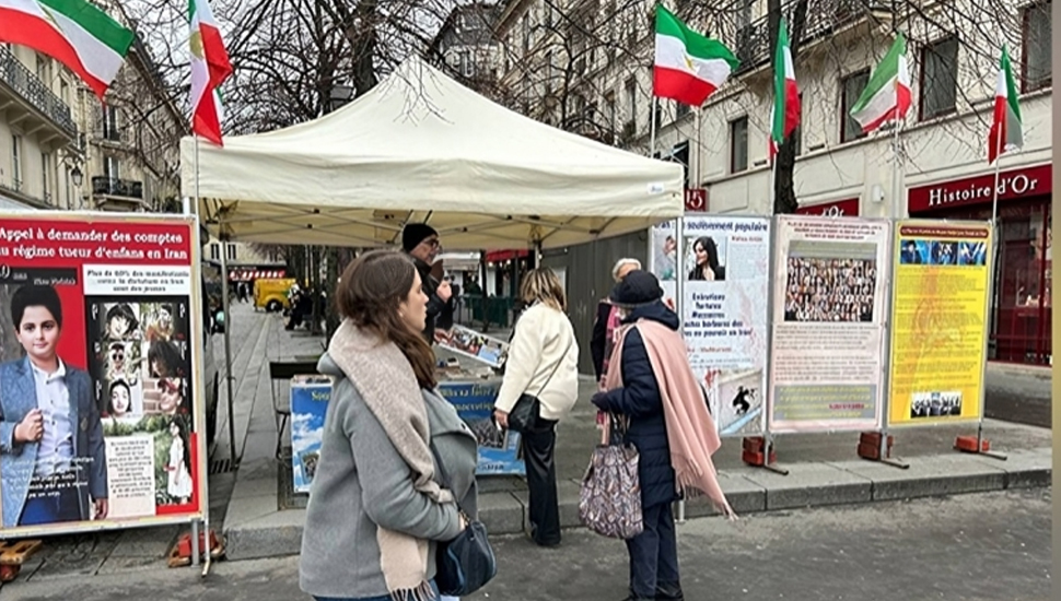 باريس - طاولة كتب ومعرض صور شهداء الانتفاضة الإيرانية