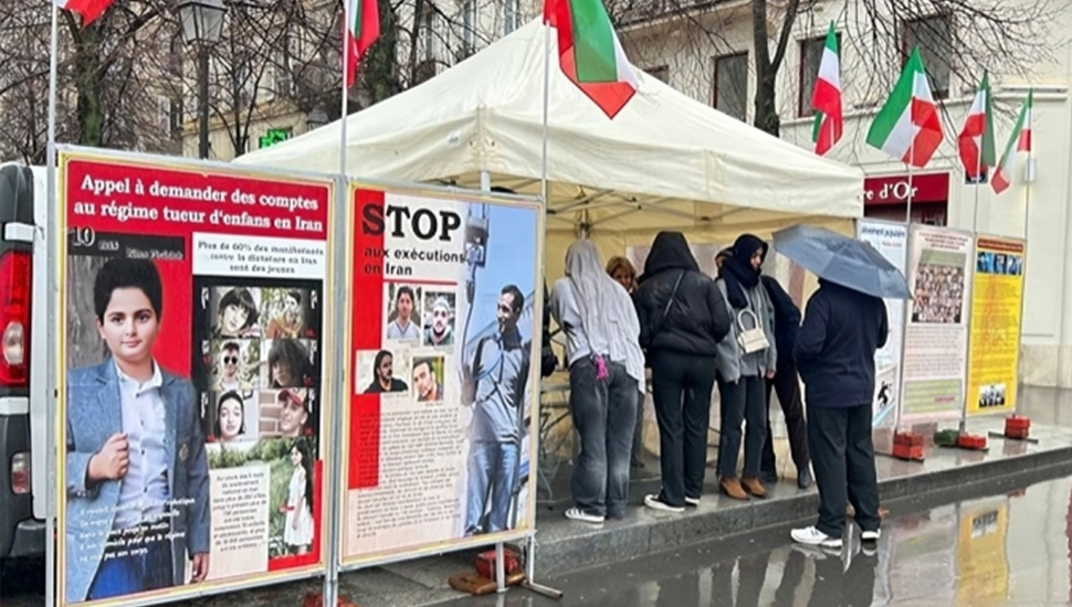 باريس – إقامة طاولة كتب ومعرض لصور شهداء الانتفاضة الإيرانية