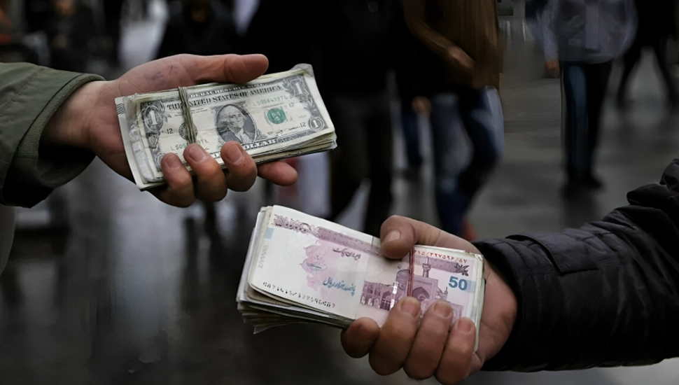 خبير في النظام: حكومة إبراهيم رئيسي تستخدم انخفاض سعر الريال لتعويض عجز الموازنة