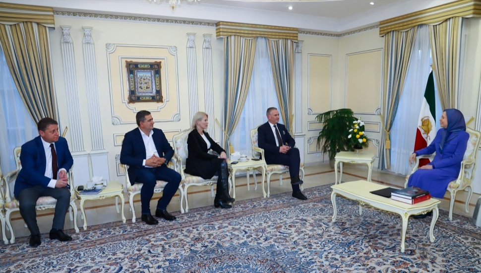 لقاء مريم رجوي مع وفد من البرلمانيين الرومانيين