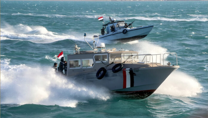 بلومبرغ: الحوثيون يسعون لزيادة هجماتهم على السفن التجارية بمساعدة خبراء الحرس الإيراني