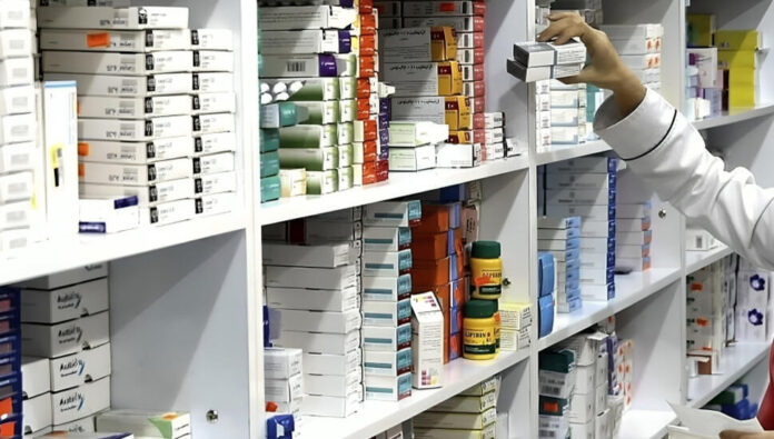 قطاع الأدوية الإيراني يواجه عقبات متعلقة بالعملة والعرض