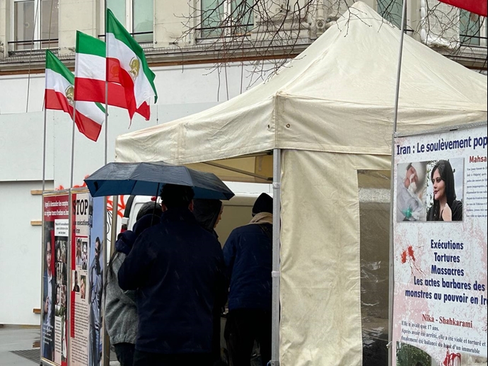 باريس – إقامة طاولة كتب ومعرض لصور شهداء الانتفاضة الإيرانية