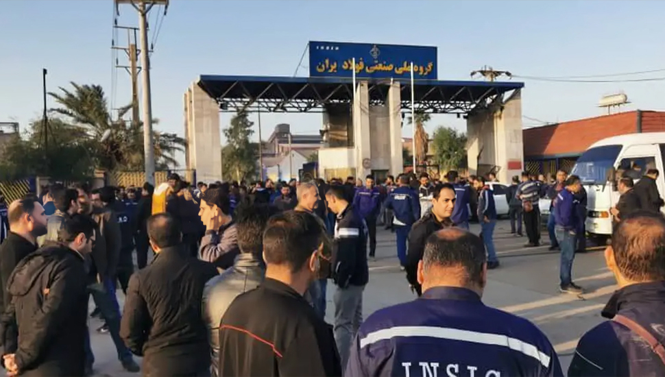 مظاهرة لعمال مجموعة الأهواز الوطنية لصناعة الصلب: التهديد والسجن ليس لهما اي تأثير