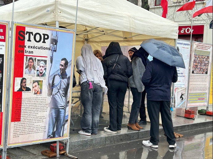 باريس – إقامة طاولة كتب ومعرض لصور شهداء الانتفاضة الإيرانية