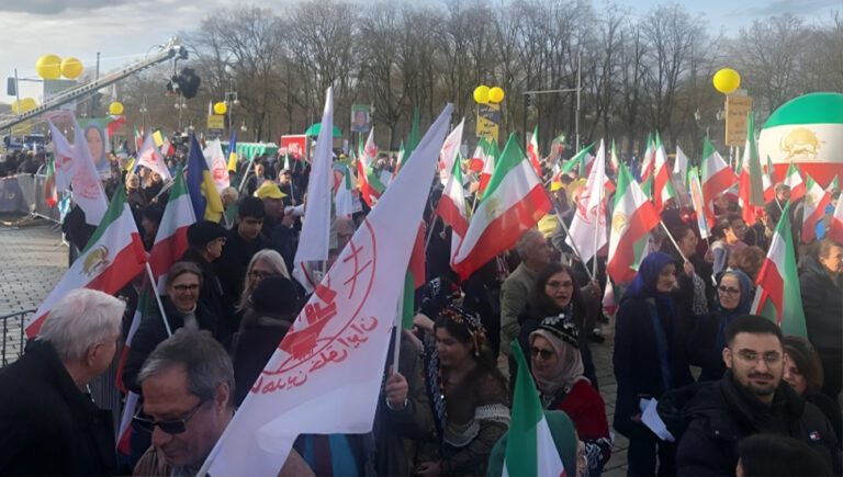 مظاهرات حاشدة للإيرانيين في برلين وباريس ولندن وبروكسل وأمستردام : لا لنظام  الشاه لا لنظام الملالي