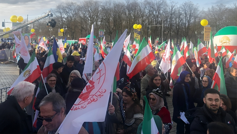 مظاهرات حاشدة للإيرانيين في برلين وباريس ولندن وبروكسل وأمستردام : لا لنظام  الشاه لا لنظام الملالي