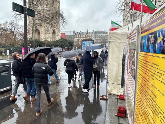 باريس – إقامة طاولة كتب ومعرض لصور شهداء الانتفاضة الإيرانية