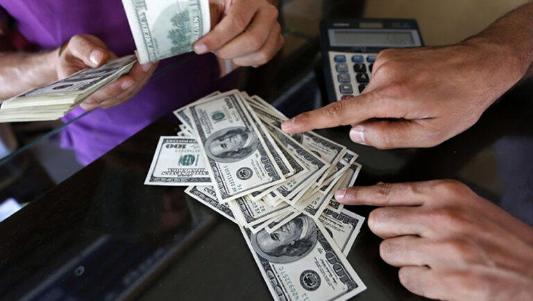 عضو غرفة التجارة في نظام الملالي: قيمة العملة الوطنية الإيرانية انخفضت بنسبة 20% بين ليلة وضحاها