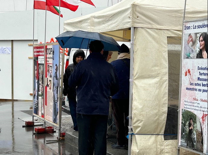 باريس – إقامة طاولة كتب ومعرض لصور شهداء الانتفاضة الإيرانية