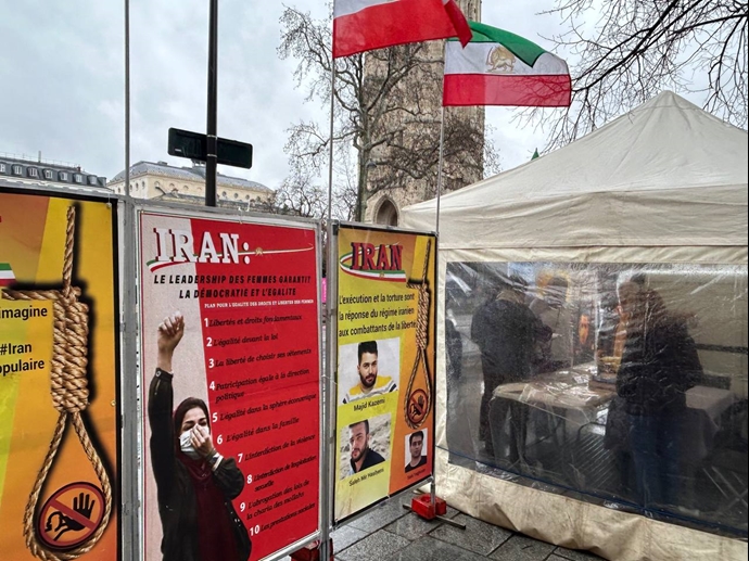 باريس – إقامة طاولة كتب ومعرض لصور شهداء الانتفاضة الإيرانية