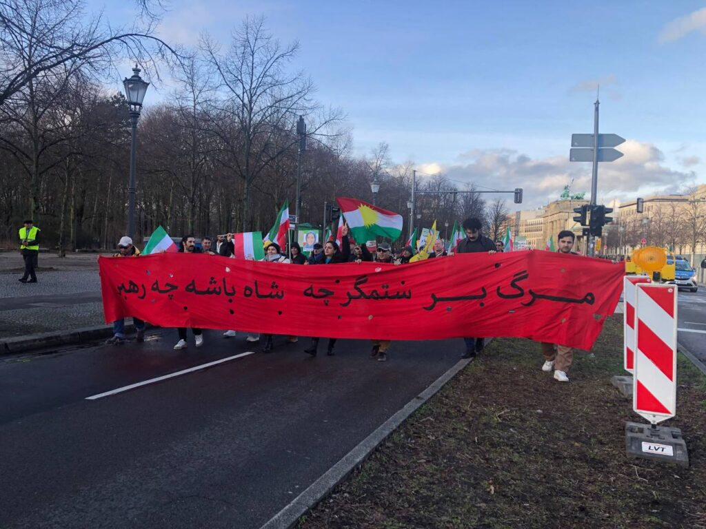 تظاهرات الجالية الإيرانية تحظى باهتمام في وسائل الإعلام العالمية – ذكرى الثورة المناهضة للملكية