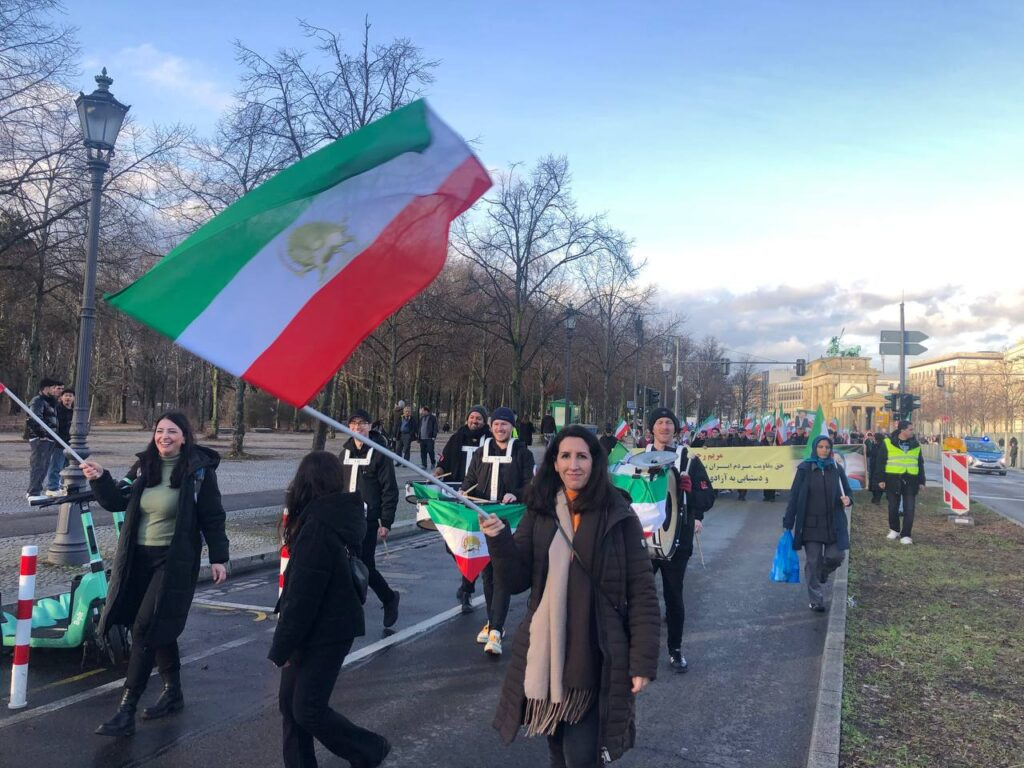 تظاهرات الجالية الإيرانية تحظى باهتمام في وسائل الإعلام العالمية – ذكرى الثورة المناهضة للملكية