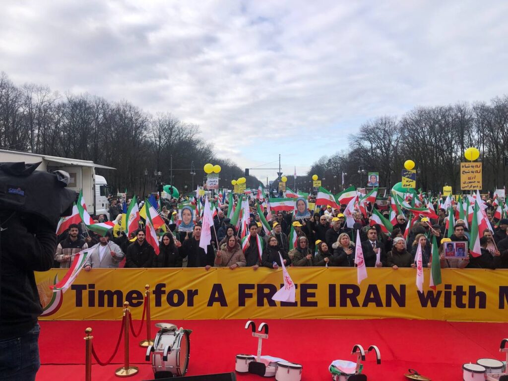 مظاهرات حاشدة للإيرانيين في برلين وباريس ولندن وبروكسل وأمستردام : لا لنظام الشاه لا لنظام الملالي