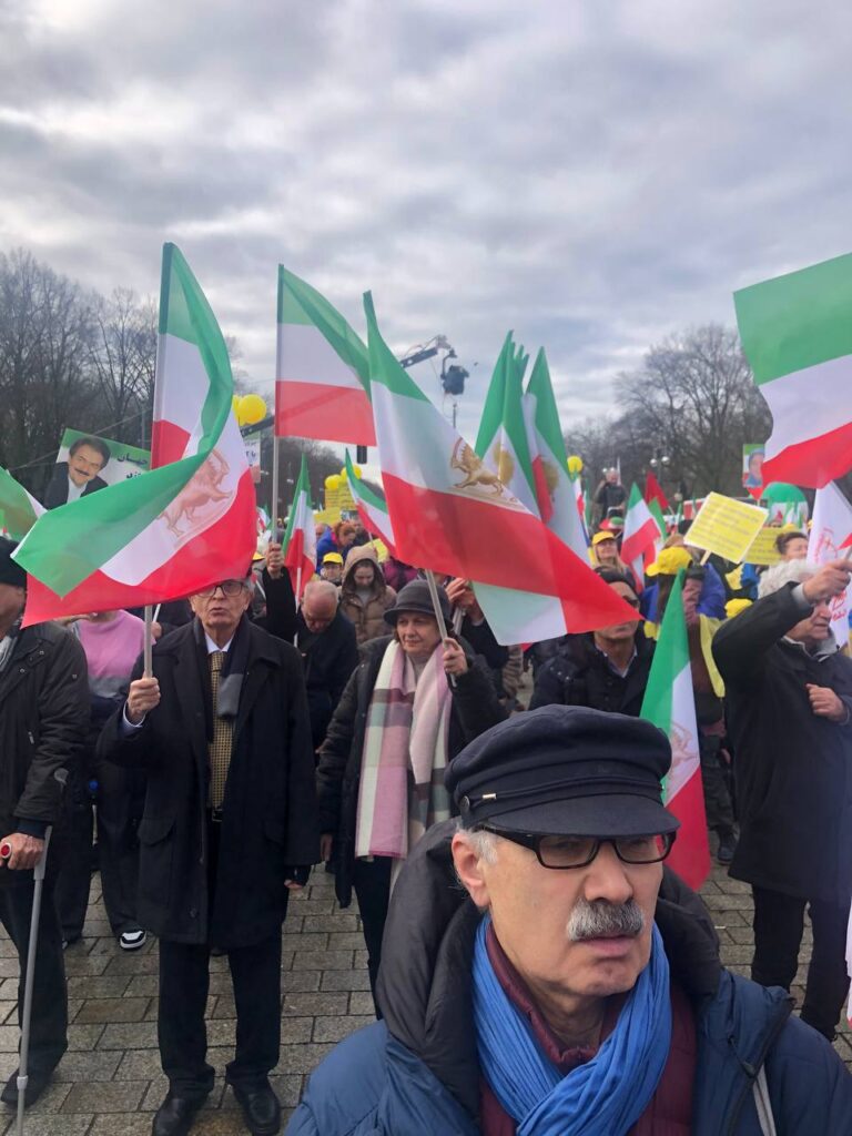 مظاهرات حاشدة للإيرانيين في برلين وباريس ولندن وبروكسل وأمستردام : لا لنظام الشاه لا لنظام الملالي