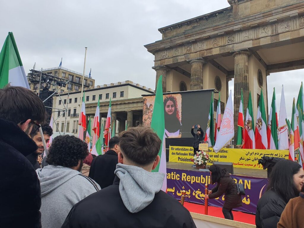 مظاهرات حاشدة للإيرانيين في برلين وباريس ولندن وبروكسل وأمستردام : لا لنظام الشاه لا لنظام الملالي