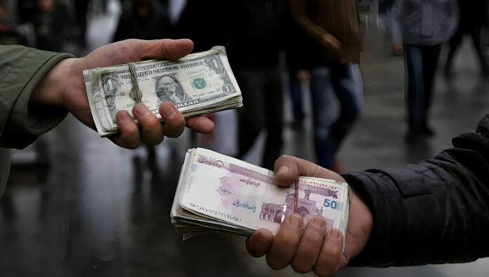 خبير في النظام: حكومة إبراهيم رئيسي تستخدم انخفاض سعر الريال لتعويض عجز الموازنة