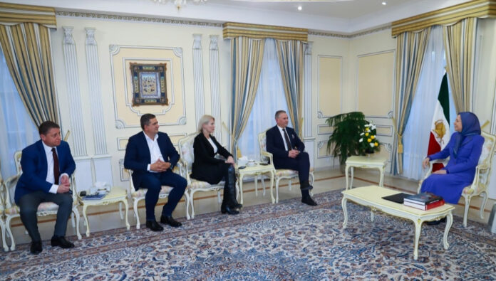 لقاء مريم رجوي مع وفد من البرلمانيين الرومانيين