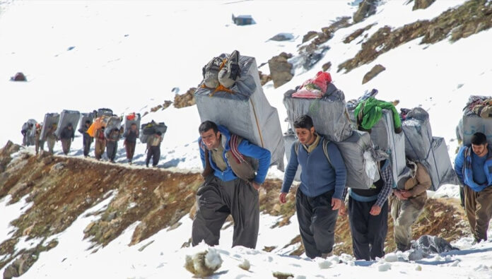 مقتل أو إصابة 50 عتالا مضطهدا في إيران خلال شهر واحد