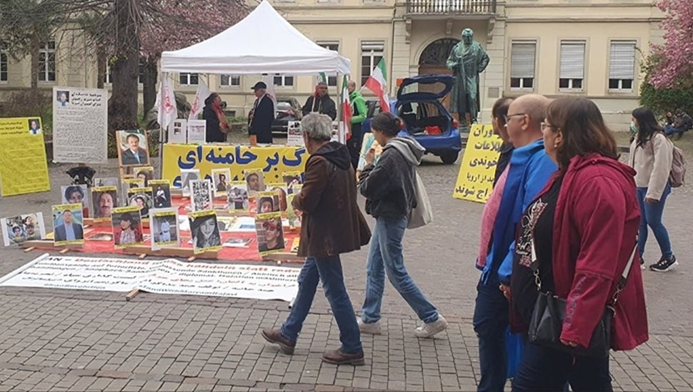 تقرير مصور – هایدلبرغ – طاولة كتب ومعرض لصور شهداء الانتفاضة الإيرانية