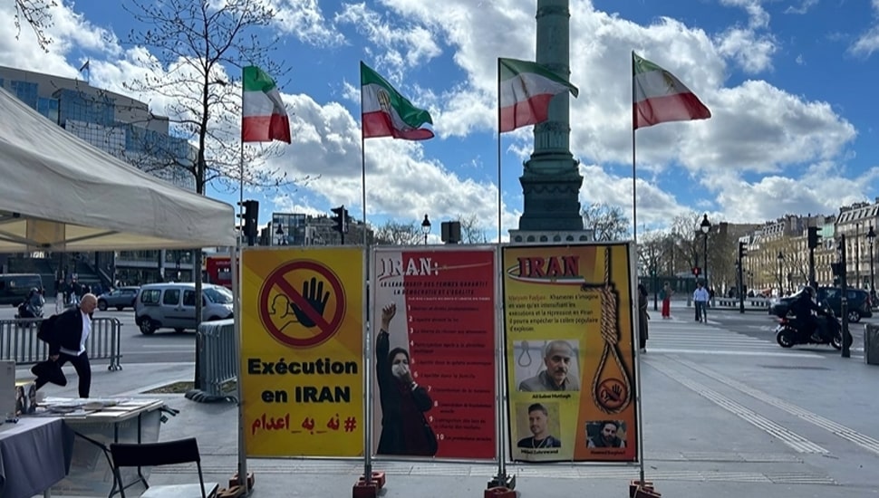 باريس - طاولة كتب ومعرض لصور شهداء الانتفاضة الإيرانية