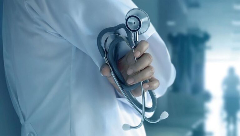 تحديات إيران المتزايدة: هجرة الكفاءات الطبية وتأثيرها على القطاع الصحي
