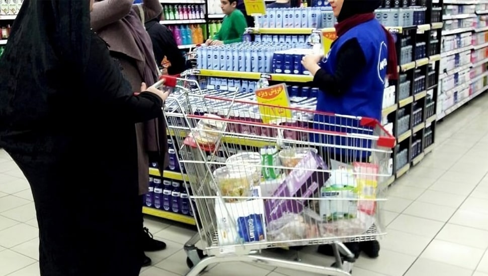 ظاهرة سرقة الطعام تتصاعد في طهران: دليل على تعمق الفقر واليأس