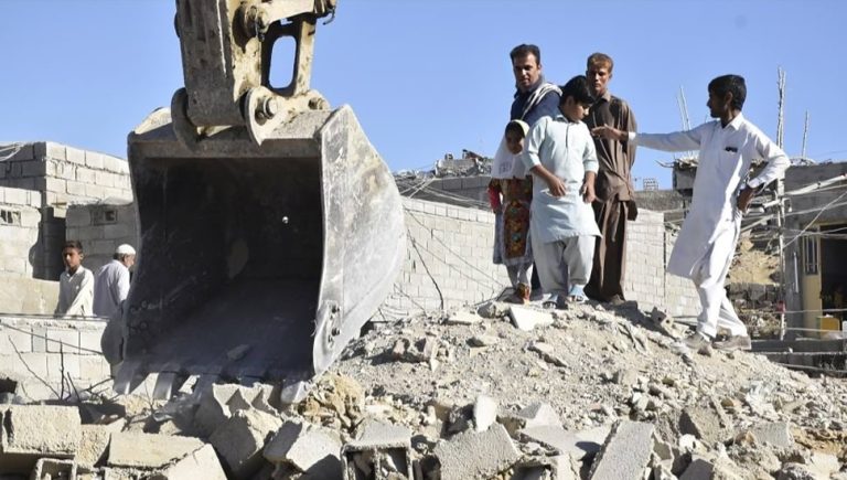 قوات النظام تهدم منازل المواطنين البلوش المساكين في زاهدان