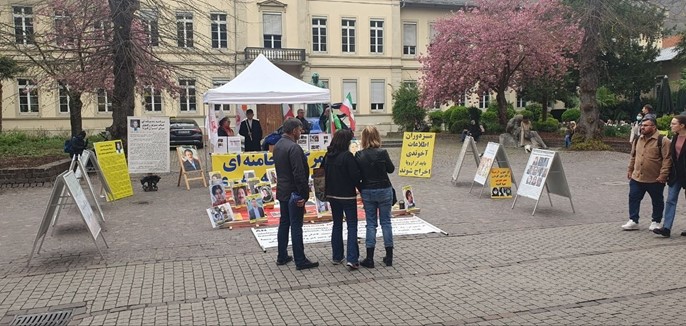 تقرير مصور – هایدلبرغ – طاولة كتب ومعرض لصور شهداء الانتفاضة الإيرانية