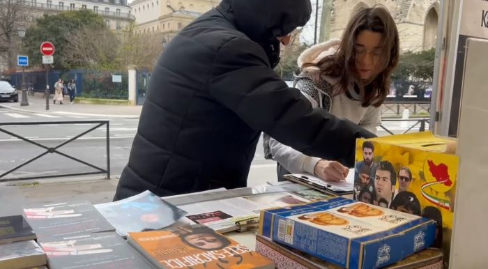 باريس – إقامة طاولة كتب ومعرض صور لشهداء الانتفاضة الإيرانية  