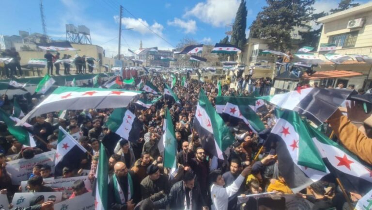 عشرات الآلاف يتظاهرون في سوريا في الذكرى13 للثورة
