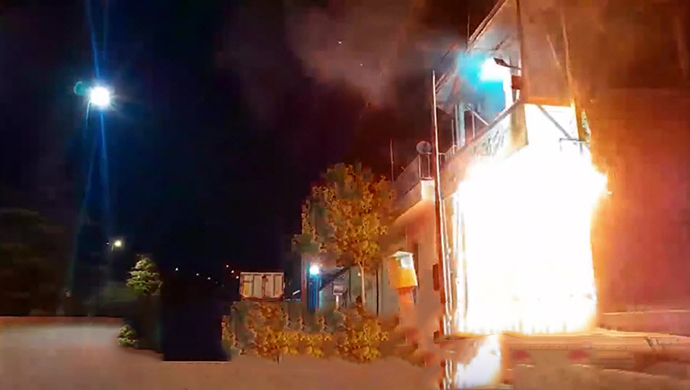 شباب الانتفاضة يضرمون النار في مكتب نائب مجلس الخبراء لنظام الملالي