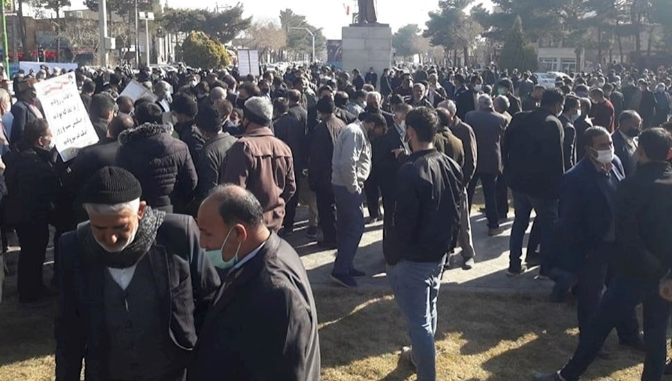 المزارعون والتربويون يحتجون في وسط إيران