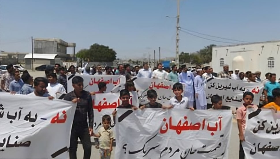 احتجاجات في إيران من سائقي الشاحنات إلى العمال والطلاب والمزارعين والمتقاعدين